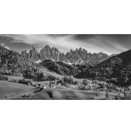 Dolomiten bei Villnöss mit Alpenpanorama. Panorama Wandbild schwarz-weiss.  - Dolomiten